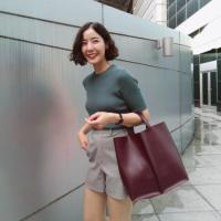 SIGNATURE TOTE II -​ RED WINE กระเป๋าถือ WHITEOAKFACTORY ซิกเนเจอร์โท๊ต สีไวน์แดง