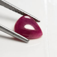 3.30 ct พลอยแดง เผาเก่า (Red Ruby) บ่อจอห์นสัน ทรงหยดน้ำหลังเบี้ย