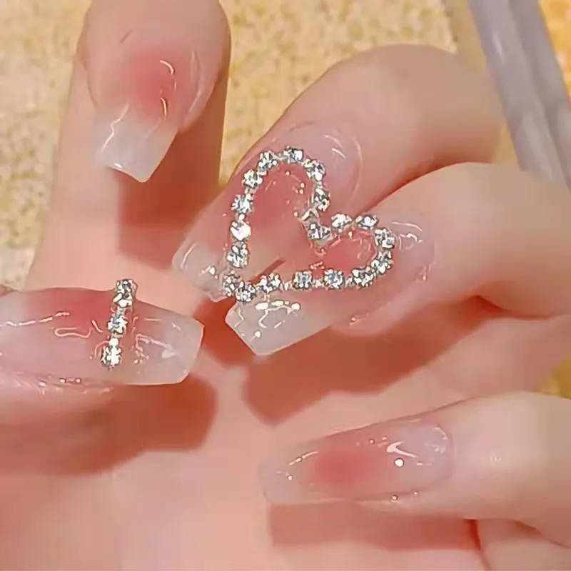 Một thiết kế móng nail hoàn hảo nên có ba lê đính đá mới có thể tôn lên sự quý phái và đẳng cấp của bạn. Hãy ghé salon nail của chúng tôi để thực hiện thiết kế ba lê dài móng nail màu hồng nhạt đính đá.