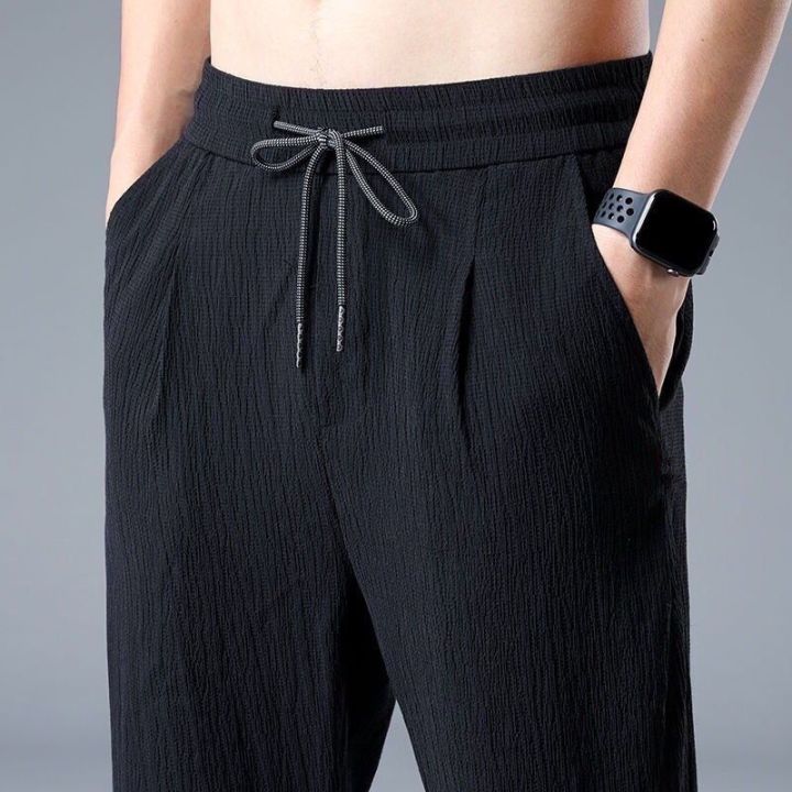 คลังสินค้าพร้อมกางเกงขายาวทรงหลวมแนวเกาหลีสำหรับผู้ชายกางเกงลำลองสำหรับกางเกงผ้าไหมระบายอากาศได้ดี
