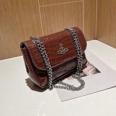 Vivienne Westwood ญี่ปุ่นกระเป๋าสี่เหลี่ยมเล็กใหม่ดาวเสาร์กระเป๋าลายหนังจระเข้กระเป๋าโซ่กระเป๋าทรงเกี๊ยวโทรศัพท์มือถือ