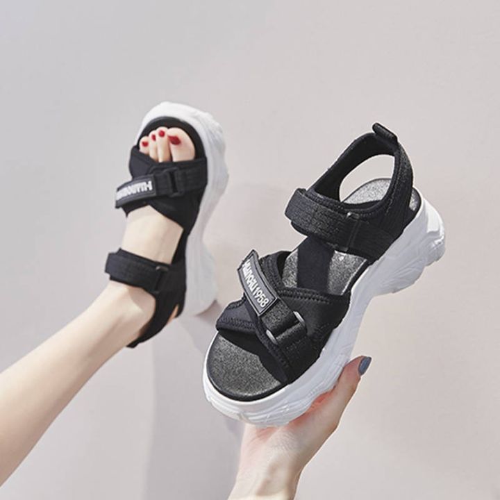 รองเท้าแตะผู้หญิง-รองเท้ารัดส้น-รองเท้าคัทชูผู้หญิง-old-peoples-sports-sandals-female-students-korean-version-2021-summer-new-net-red-ins-thick-bottom-wild-magic-stakes-shoes