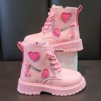 Sepatu Boots Anak Perempuan รองเท้าบูทยางแฟชั่นเด็กผู้หญิงผ้าฝ้ายนุ่มฤดูใบไม้ร่วงและฤดูหนาวพื้นรองเท้านุ่มนุ่มสีชมพูด้วยความรักเจ้าหญิงซิปด้านข้าง PU