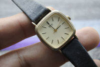 นาฬิกา Vintage มือสองญี่ปุ่น SEIKO ชุบทอง 1421 5670 ระบบ QUARTZ ผู้หญิง ทรงสี่เหลี่ยม กรอบทอง หน้าทอง หน้าปัด 22มม. สายหนังใช้งานได้ปกติ สภาพดี ของแท้ ไม่กันน้ำ