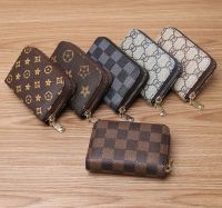 กระเป๋าสตางค์เนื้อผ้าดีลายสวย..สามารถใส่เหรียญได้มีซิปด้วยWallet, good fabric, beautiful pattern.. can put coins with a zipper as well.