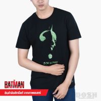 【Vansss】 DOSH:MENS T-SHIRTเสื้อยืด คอกลม แขนสั้น ผู้ชาย สีดำ ลิขสิทธิ์พิมพ์ลายBATMAN 2022 รุ่นDBMT5265-BL