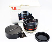 Samyang 7.5mm f3.5 เลนส์ Fisyeye สำหรับกล้อง Panasonic และ Olympus Fisheye นำเสนอประสิทธิภาพออพติคอลที่ยอดเยี่ยม นำเสนอมุมมองที่กว้างเป็นพิเศษสูงถึง 180 องศาในแนวทแยงมุม 7.5 มม. ให้มุมมองที่แปลกตาและทำให้เป็นเลนส์ที่มีประโยชน์มาก สำหรับการถ่ายภาพพาโนรามาแ