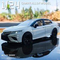 1:24 Toyota Camry รถโลหะผสมรุ่นของเล่นโลหะหล่อขึ้นรูปโมเดลรถจำลองแสงเสียงสูงคอลเลกชันของเล่นเด็กของขวัญ