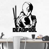 [HOT W] การ์ตูน Deadpool ห้องนอนสติ๊กเกอร์ติดผนังกระจกสติกเกอร์สำหรับตกแต่งห้องนอนไวนิล Art Decal Adesivo De Parede