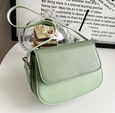 This year popular handbags women in the summer of 2022 the new joker senior sense inclined shoulder bag one shoulder of subaxillary small bread