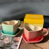 Le Creuset จานรองถ้วยรูปหัวใจ + ช้อนชุดสามชิ้นถ้วยกาแฟอุณหภูมิสูงจานรอง Mug