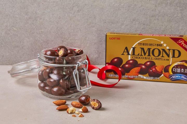 ขนมอัลมอนด์เคลือบช็อคโกแลต-จากเกาหลี-lotte-almond-choco-ball-46g