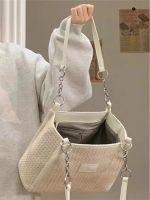 Uniqlo New Fashion version Large-capacity woven bag 2023 new niche class commuter bag portable shoulder straw bag versatile tote bag