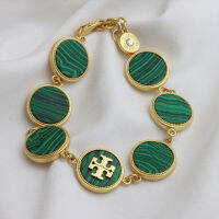 Tory Burch เครื่องประดับสร้อยข้อมือเปลือกธรรมชาติสีเขียวขุ่นรอบคู่ T จดหมายโลโก้เครื่องประดับสร้อยข้อมือหญิง【ในสต็อก】【high-quality】