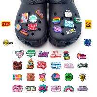 ขายร้อน 1 ชิ้นสร้างแรงบันดาลใจสโลแกน jibbitz crocs จระเข้หนังรองเท้าที่มีสีสัน อุปกรณ์เสริม Clog รองเท้าแตะขาตกแต่งเด็กของขวัญสำหรับเด็ก