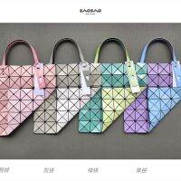 Issey MiyakeJapan และ South Korea Miyake Triangle 2023 July รูปทรงเรขาคณิตแบบสี่เหลี่ยมจับคู่สีใหม่กระเป๋าช้อปปิ้งเปิดไหล่พับได้