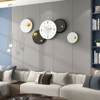 นาฬิกาห้องนั่งเล่นไฟไฮเอนด์แบบเรียบง่ายนาฬิกาสุดหรูนาฬิกาแขวนผนังที่สร้างสรรค์แฟชั่นที่แขวนผนัง