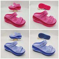 รองเท้าลำลองแฟชั่น สไตล์ Crocs Classic Mega Crush Sandal