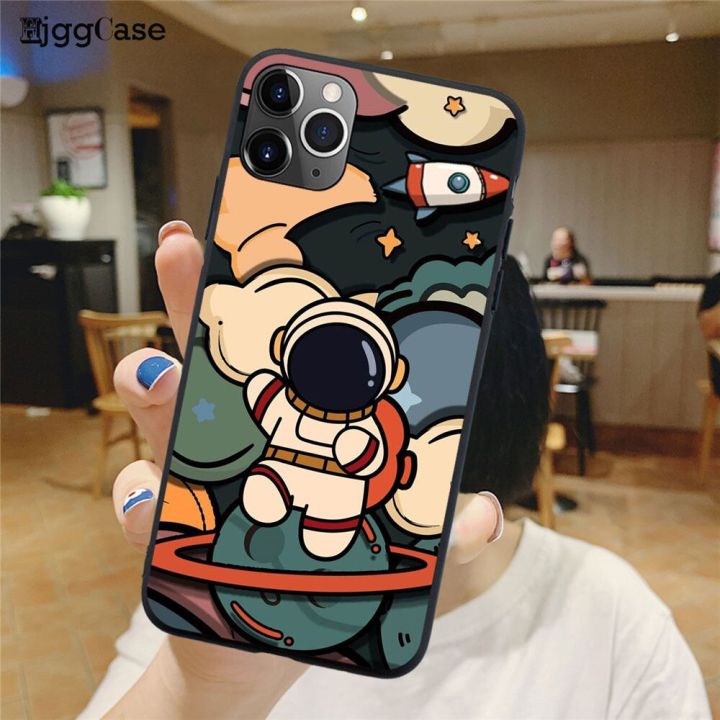 สินค้าใหม่มีในสต็อก-เคสโทรศัพท์สีดำนิ่มภาพวาดอวกาศนักบินอวกาศสำหรับ-iphone-14-11-12-13-pro-max-mini-x-xs-xr-6s-7-8-plus-se-2020ฝาหลัง