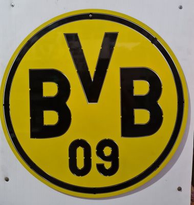 โลโก้ดอร์ทมุนท์ Borussia Dortmund  ขนาดสเกล 60 * 60 เซนติเมตรน้ำหนัก 3.2 กิโลกรัมเหล็กหนา 3 มิลลิเมตรเหล็กตัดเลเซอร์แบบแขวนติดผนังใช้สี 2K สีพ่นรถยนต์ภายนอกสวยงามคงทนไม่ลอกไม่ร่อนไม่เป็นสนิมติดตั้งง่ายติดตั้งได้ทั้งภายนอกภายในอาคารบ้านเรือน ทนแดดทนฝน