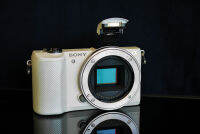 Sony A5000 Sony A5000 ตัวกล้อง กล้องคอมแพค α5000 การเชื่อมต่อแบบ Wi-Fi® และ NFC ทำให้คุณสามารถถ่ายโอนภาพถ่ายหรือภาพยนตร์ ไปยังสมาร์ทโฟนหรือแท็บเล็ต Android เป็