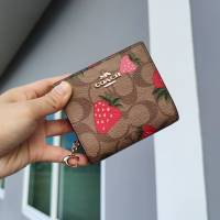 (พร้อมส่ง) Coach strawberry snap wallet กระเป๋าสตางค์สั้นตุ้งติ้งสตรอเบอร์รี่