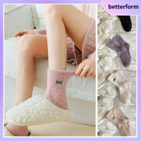 BETTERFORM หนาขึ้น ถุงเท้าหิมะตก กำมะหยี่ปะการัง นุ่มฟูนุ่ม ถุงเท้าสำหรับนอน น่ารักน่ารักๆ ฤดูหนาวอุ่นขึ้น ชั้นกำมะหยี่สำหรับร้านขายชุดชั้นใน