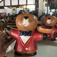 ตุ๊กตาแกะสลักแมวเสริฟ Wooden cat แมวนำโชค แมวน่ารัก ตุ๊กตาแมว 8นิ้ว ตุ๊กตาไม้ ตกแต่งบ้าน ของที่ระลึก ของฝาก ของสะสม ของเล่น