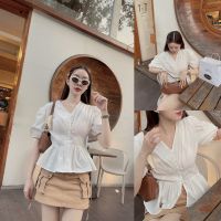 SLYQ MOCHI RUFFLE COTTON BLOUSE เสื้อเบลาส์คอวีกระดุมหน้า แขนตุ๊กตา ขาว ครีม ชมพู​