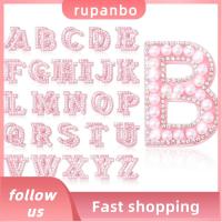 RUPANBO039392692เหล็กตัวอักษร A-Z 52ชิ้นบนแผ่นปะพลอยเทียมแผ่นไข่มุกจำลองพลอยเทียมสีขาวพลอยเทียมแผ่นปะติดอุปกรณ์งานประดิษฐ์ไข่มุกจำลองตัวอักษรสีชมพูแบบทำมือ