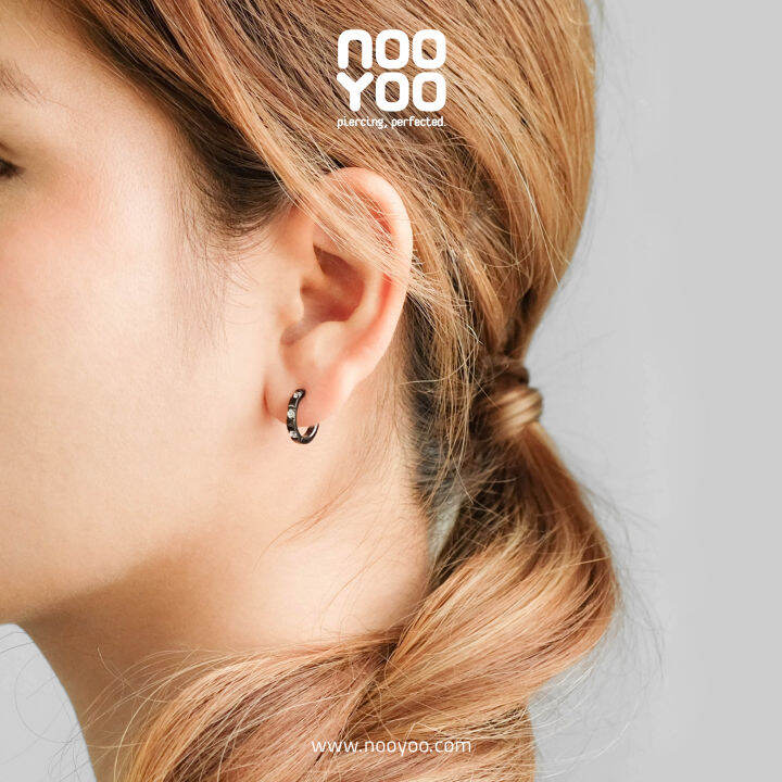 nooyoo-ต่างหูสำหรับผิวแพ้ง่าย-hoop-with-3-cubic-zirconia-ขาว-ดำ