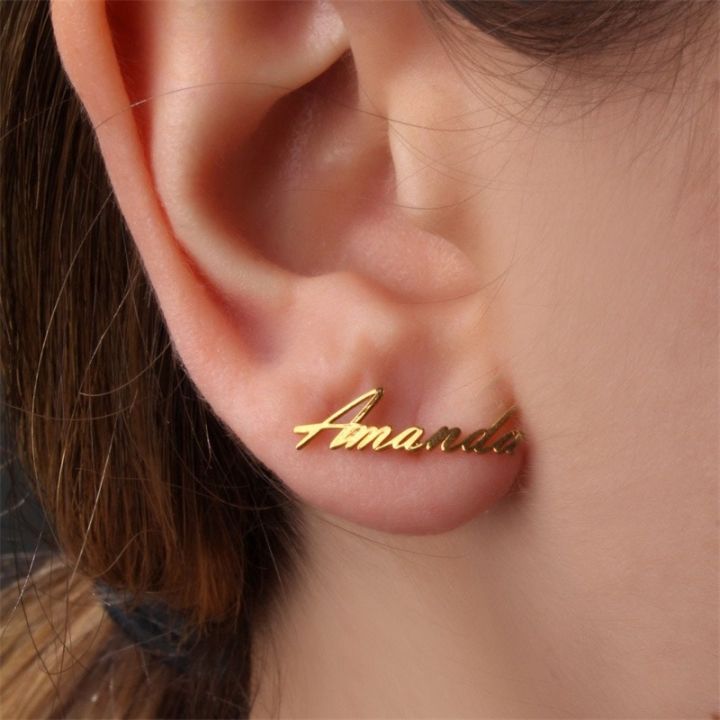 สแตนเลสชื่อต่างหูสตั๊ดสำหรับผู้หญิงสาวที่กำหนดเองหูเครื่องประดับส่วนบุคคลแผ่นป้ายต่างหูแฟชั่น-aretes