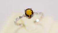 (R94 ชื่อแบบ"ดาวเรือง") : แหวนทองคำขาวทรงชูประดับยอด "บุษราคัม" (Yellow Sapphire)