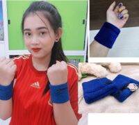 WRIST Support ผ้ารัดข้อมือ ซับเหงื่อ พร้อมมีช่องเก็บเงิน กุญแจ พร้อมซิป รัดเพื่อกระชับกล้ามเนื้อบริเวณข้อมือ ซับเหงื่อ เหมาะสำหรับเล่นกีฬา เพื่อไม่ให้เหงื่อไหลลงฝ่ามือ เวลาจับแร๊กเก็ต  1 กล่อง บรรจุ 2 ชิ้น