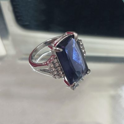 สินค้าข้ามพรมแดนขายแหวนสตรีลูกไม้ประดับเพชรสีฟ้าชุดเครื่องประดับพลอยเทียมสีขาวหมึกเกินจริง