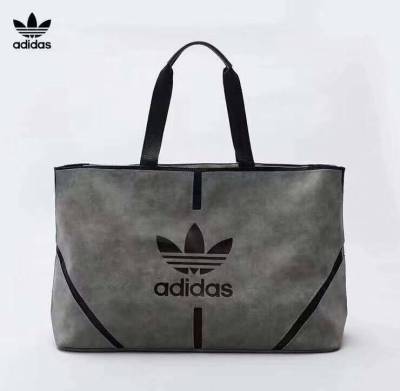 Adidas Handbag กระเป๋าทรง shopper วัสดุเป็น pu ผิวสัมผัสเหมือนหนังกลับ ออกแบบมาเพื่อให้คุณพกพาอุปกรณ์ออกกำลังกายไปทุกที่ได้สะดวก