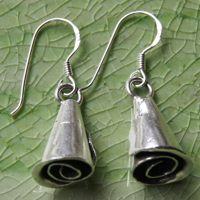 Flower nice  earrings pure silver Thai Karen hill tribe beautiful exoticดอกไม้เล็กเล็กสวยงามไทยตำหูเงินกระเหรี่ยงทำจากมือชาวเขางานฝีมือสวยของฝากที่มีคุณค่าของฝากถู