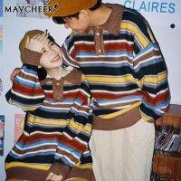 MAYCHEER เสื้อคู่รักแฟชั่น Kaus Polo Garis ทรงหลวมสีสันสดใสเสื้อถักวินเทจอเมริกัน