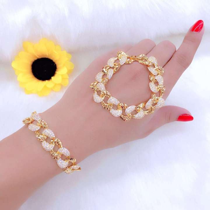 Lắc tay pha lê vàng 18k là biểu tượng của sự giàu có và thành đạt. Với thiết kế tinh xảo, chất liệu vàng 18k và đá pha lê sang trọng, món đồ trang sức này không chỉ là phụ kiện cho việc thời trang mà còn là một tài sản đầu tư lâu dài. Hãy sắm ngay lắc tay pha lê vàng 18k để thể hiện đẳng cấp của bạn.