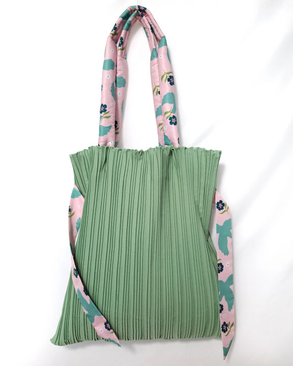 กระเป๋าพลีท-2-ด้าน-พลีทเขียวกับผ้าเนื้อซาติน-สายโบว์แต่ง-สายสะพายฟูนุ่มนิ่ม
