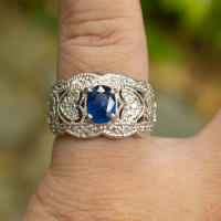 แหวนพลอยไพลินบางกะจะจันทบุรี(BLUE SAPPHIRE)เรือนเงินแท้92.5%ชุบทองคำขาว พลอยสีน้ำเงินกำมะหยี่เนื้อใสบ่าข้างประดับด้วยเพชรCZเกรดสวยพิเศษ