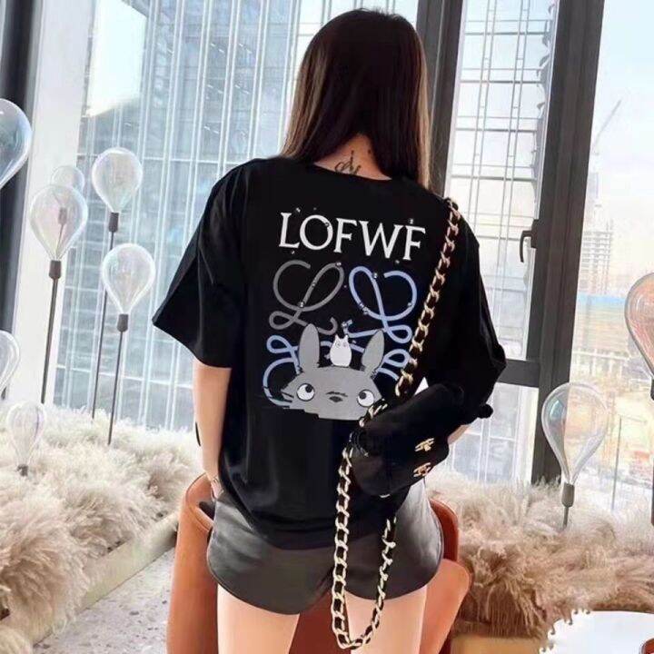 เสื้อยืด-luo-yiwei-2022ใหม่ฤดูใบไม้ผลิและฤดูร้อน-loewe-totoro-ข้อต่อสำหรับผู้ชายและผู้หญิงชุดคู่รักพิมพ์ลายแขนสั้นผ้าฝ้ายสไตล์เดียวกัน