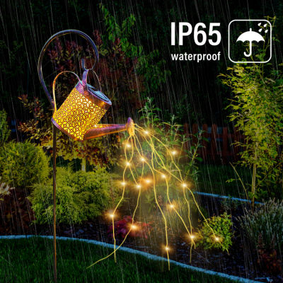 💡ใหม่เอี่ยม100%💡ฝักบัวรดน้ำพลังงานแสงอาทิตย์ฝักบัวรดน้ำนางฟ้าไฟแต่งสวนศิลปะแสงโซลาร์ LED ทนฝนและแดดศิลปะสวนกลางแจ้งฝักบัวรดน้ำอาบน้ำไฟกระป๋องสำหรับระเบียงพื้นสนามหญ้ากลางแจ้ง (พร้อมขาตั้ง)