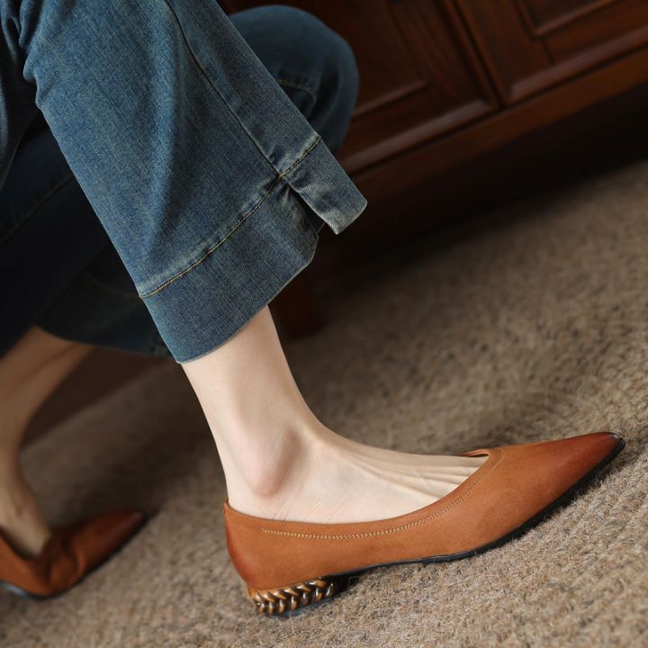 รองเท้าหนังส้นเตี้ยส้นเตี้ยหัวแหลมแบบย้อนยุคสีพื้นรองเท้าส้นเตี้ยใส่สบายทำจากหนังนิ่ม