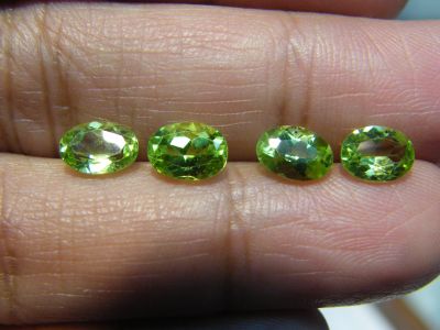 พลอยเพอริดอทของแท้ รูปไข่ 7X5 มม (4 เม็ด)  Natural Peridot Gemstone 7X5 MM Oval Shape (4 pcs)