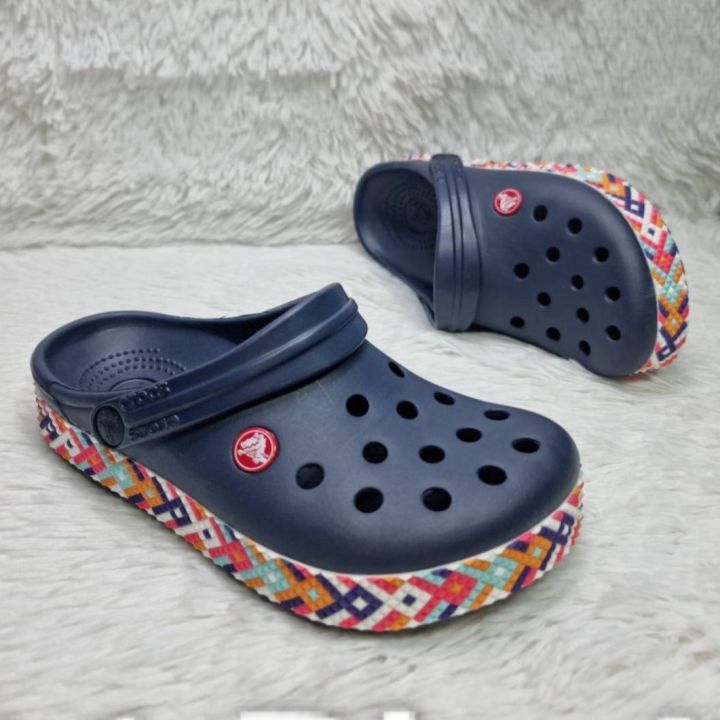 รองเท้า-crocs-ผู้หญิงใหม่ล่าสุด-รองเท้าเพื่อสุขภาพ-ใส่สบายเท้า-ลดราคา