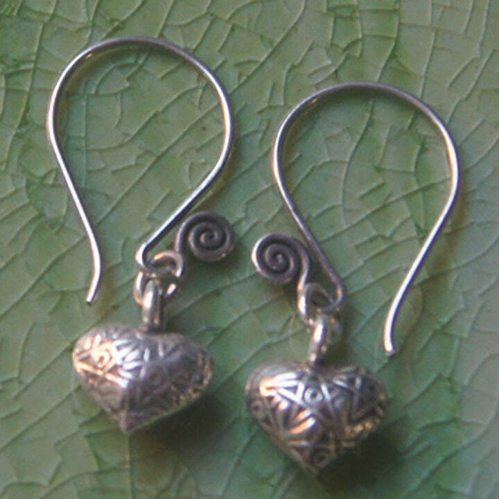 heart-to-heart-earrings-pure-silver-thai-karen-hill-tribe-very-nice-หัวใจถึงหัวใจสวยงามไทยตำหูเงินกระเหรี่ยงทำจากมือชาวเขางานฝีมือสวยของฝากที่มีคุณค่าของฝากถูกใจ