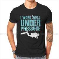 ใหม่ เสื้อยืดแฟชั่นผู้ชาย แขนสั้น พิมพ์ลาย I Work Well Under Pressure Style สไตล์ฮิปฮอป สําหรับดําน้ําลึก  4W2S