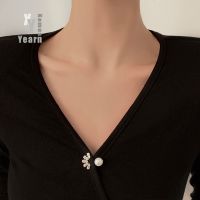 Pearl Brooch High-Grade Womens Anti Slip Buckle Summer Design Sense Of Clothing Accessories Temperament Neckline Pin For Girls