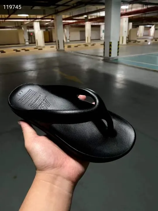 new balance taw & toe flip flop